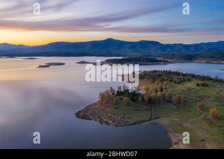 Luftaufnahme des Sees Gabriel y Galan in der Landschaft von Extremadura. Ein herrlicher Blick bei einem bunten Sonnenuntergang an einem bewölkten Tag. Eine tolle Landschaft Stockfoto