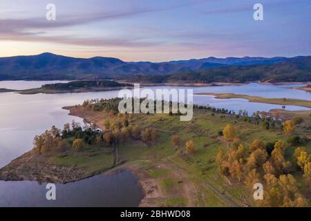 Luftaufnahme des Sees Gabriel y Galan in der Landschaft von Extremadura. Ein herrlicher Blick bei einem bunten Sonnenuntergang an einem bewölkten Tag. Eine tolle Landschaft Stockfoto