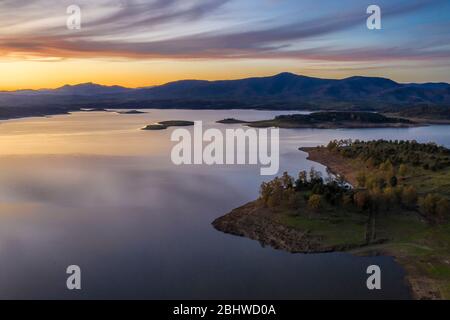 Luftaufnahme des Sees Gabriel y Galan in der Landschaft von Extremadura. Ein herrlicher Blick bei einem bunten Sonnenuntergang an einem bewölkten Tag. Eine tolle Landschaft Stockfoto