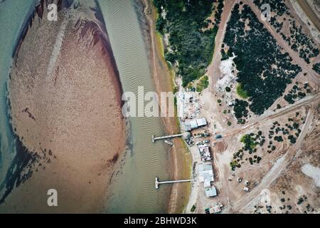 Luftaufnahme, Pangas und Fischerboot und strenge Dock am Ufer der Mündung und Strand der Fischergemeinde Tastiota Sonora, Mexiko. S Stockfoto