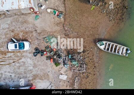 Luftaufnahme, Pangas und Fischerboot und strenge Dock am Ufer der Mündung und Strand der Fischergemeinde Tastiota Sonora, Mexiko. S Stockfoto