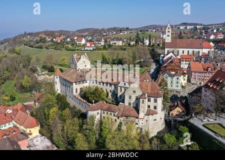 Meersburg, Deutschland. April 2020. Die Burg Meersburg, liegt in Meersburg auf einem Hügel am Bodensee. Die Burg ist eine der ältesten bewohnten Burgen Deutschlands. (Foto mit Drohne aufgenommen. Zu dpa: ''existenzbedrohlich' - Schlösser und Paläste leiden unter Koronakrise') Quelle: Felix Kästle/dpa/Alamy Live News Stockfoto