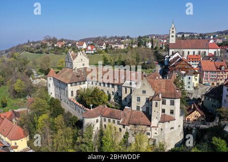 Meersburg, Deutschland. April 2020. Die Burg Meersburg, liegt in Meersburg auf einem Hügel am Bodensee. Die Burg ist eine der ältesten bewohnten Burgen Deutschlands. (Foto mit Drohne aufgenommen. Zu dpa: ''existenzbedrohlich' - Schlösser und Paläste leiden unter Koronakrise') Quelle: Felix Kästle/dpa/Alamy Live News Stockfoto