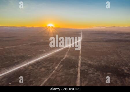 Erkunden Sie die Atacama-Wüste ausgedehnte Trockengebiete in der trockensten Gegend dieser erstaunlichen Wüste auf einer unendlichen Schotterstraße. Ein beeindruckendes Roadtrip-Abenteuer Stockfoto