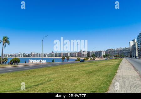 MONTEVIDEO, URUGUAY - 25. Dezember 2015: Wahrzeichen Ort am pocitos Strand, in dem die montevideo Briefe, ein Ort für Touristen zu nehmen Souve befindet Stockfoto