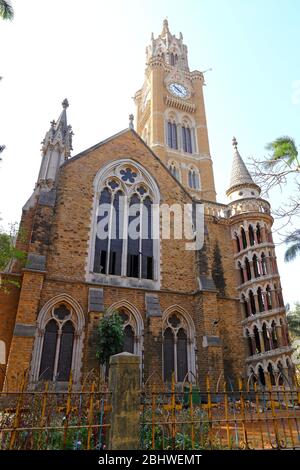 MUMBAI, INDIEN - 7. Februar 2019: Der viktorianische Rajabai Uhrturm der Mumbai University (früher Bombay) in Mumbai, Indien Stockfoto