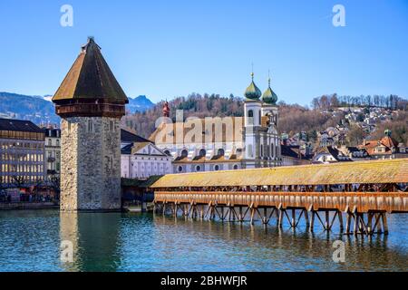 Blick über den Fluss Reuss zur Kapellbrücke, Wasserturm und Jesuitenkirche, Altstadt, Luzern, Schweiz Stockfoto