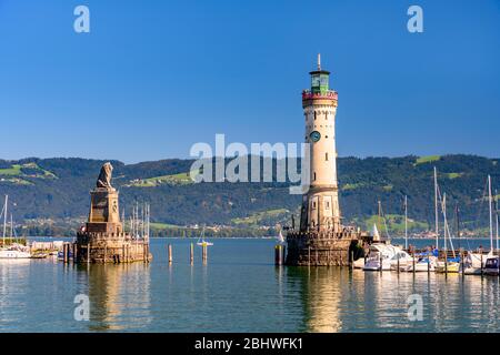 Neuer Lindau Leuchtturm und Bayerischer Löwe am Hafeneingang, Hafen, Lindau Insel, Lindau am Bodensee, Bodenseeregion, Schwaben Stockfoto