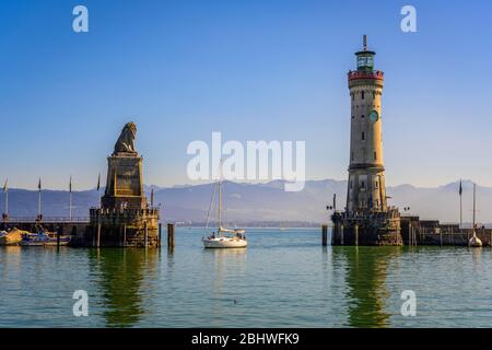 Neuer Lindau Leuchtturm und Bayerischer Löwe am Hafeneingang, Hafen, Lindau Insel, Lindau am Bodensee, Bodenseeregion, Schwaben Stockfoto