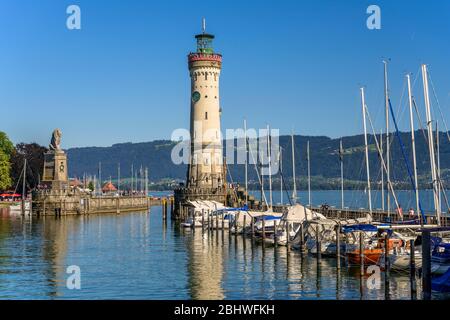 Neuer Lindau Leuchtturm und Bayerischer Löwe am Hafeneingang, Hafen, Lindau Insel, Lindau am Bodensee, Bodenseeregion, Schwaben Stockfoto