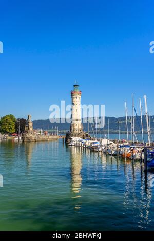 Neuer Lindau Leuchtturm und Bayerischer Löwe am Hafeneingang, Hafen, Lindau Insel, Lindau am Bodensee, Bodenseeregion, Schwaben Stockfoto