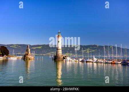 Neuer Lindau Leuchtturm und der bayerische Löwe im Hafen auf der Insel, Lindau am Bodensee, Bodenseeregion, Schwaben, Deutschland Stockfoto