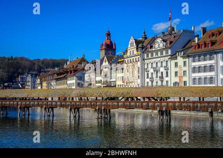 Blick über die Reuss zur Kapellbrücke, Altstadt, Luzern, Schweiz Stockfoto