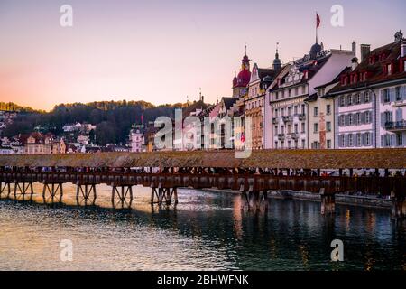 Blick über den Fluss Reuss zur Kapellbrücke bei Sonnenuntergang, Altstadt, Luzern, Schweiz Stockfoto