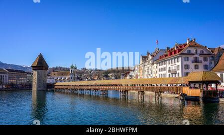 Blick über den Fluss Reuss zur Kapellbrücke, Wasserturm und Jesuitenkirche, Altstadt, Luzern, Schweiz Stockfoto