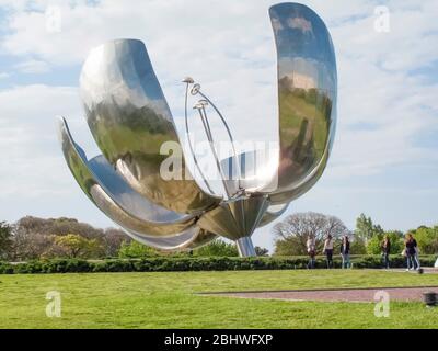 Floris Generica, Stahl- und Aluminiumblumenskulptur auf der Plaza de las Naciones Unidas, Avenida Figueroa Alcorta, Buenos Aires, Argentinien Stockfoto