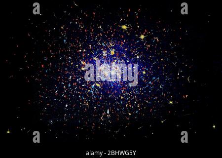 Freeze Bewegung von bunten bunten bunten Glas Rock Pulver explodieren, isoliert auf schwarzem Hintergrund. Abstraktes Design der Staubwolke. Partikelexplosion, Stockfoto