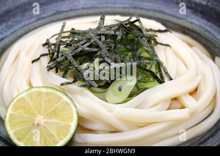 Japanische Zaru udon Nudeln in einem Teller mit Sojasoße Stockfoto