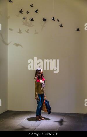 Touristenstände bewundern eine Kunstinstallation in der National Gallery of Victoria in Melbourne. Stockfoto