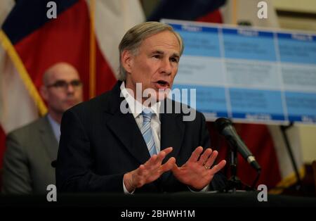 Austin, Texas, USA. April 2020. Texas-Gouverneur GREG ABBOTT spricht während einer Pressekonferenz, auf der er angekündigt hat, einige Beschränkungen, die einigen Unternehmen aufgrund der COVID-19-Pandemie auferlegt wurden, am Montag, 27. April 2020, in Austin, Texas, zu lockern. Kredit: Eric Gay/Pool/ZUMA Wire/Alamy Live News Stockfoto