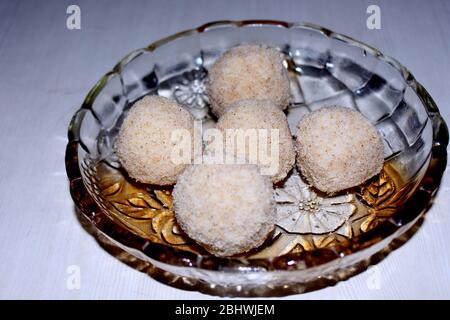 Sesamkügelchen oder til ke laddo und tilgul oder til gul laddu wurden in einer Schüssel für das Makar Sankranti Festival in Indien serviert Stockfoto