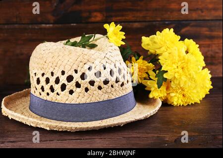 Hut mit Blumen auf Holzhintergrund Stockfoto