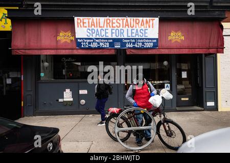 Brooklyn, Vereinigte Staaten Von Amerika . April 2020. Während die meisten Restaurants befürchten, dass sie wegen des finanziellen Schadens aufgrund der COVID-19-Pandemie nicht wieder eröffnet werden können, ging am 27. April 2020 ein "for Lease Banner" auf dem ehemaligen Blue Ribbon-Standort im Park Slope-Viertel von Brooklyn auf. (Foto Gabriele Holtermann-Gorden/Sipa USA) Quelle: SIPA USA/Alamy Live News Stockfoto