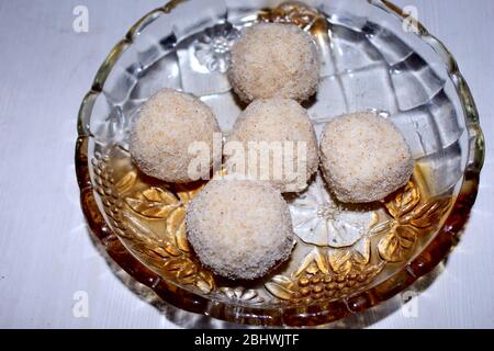 Sesamkügelchen oder til ke laddo und tilgul oder til gul laddu wurden in einer Schüssel für das Makar Sankranti Festival in Indien serviert Stockfoto
