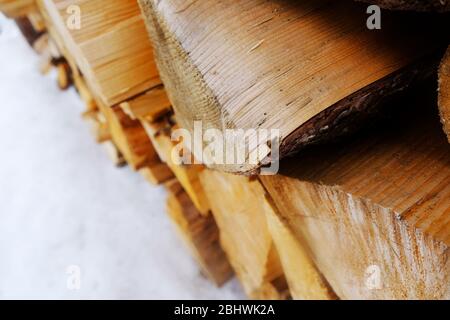 Brennholz im Schnee draußen, Nahaufnahme Stockfoto