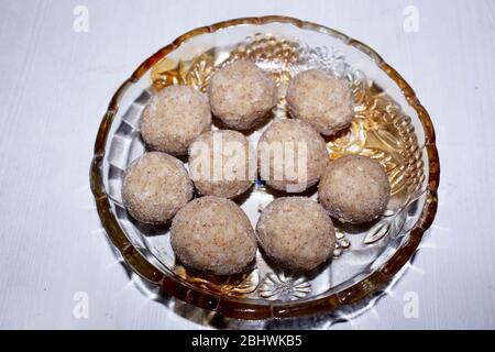 Sesamkügelchen oder til ke laddo und tilgul oder til gul laddu wurden in einer Schüssel für das Makar Sankranti Festival in Indien serviert Stockfoto
