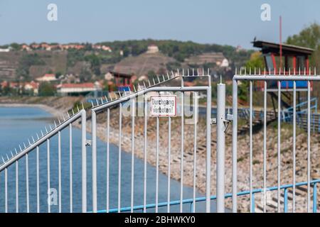 Dresden, Deutschland. April 2020. An einem Zaun am Cossebaude-Stausee hängt ein Schild mit der Aufschrift "kein Trespasen!" (Zu dpa 'Freiluftbecken und Reservoirs in der Corona-Krise'). Quelle: Robert Michael/dpa-Zentralbild/dpa/Alamy Live News Stockfoto