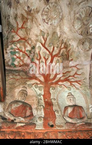 Bodhi Baum und zwei Buddha sitzende Statue Yungang Grottos Datong Shanxi Stockfoto