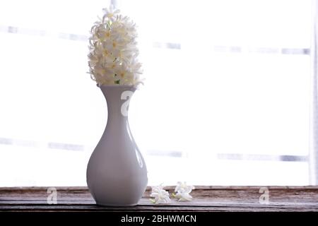 Schöne weiße Hyazinthe Blume in Vase auf Fensterbank Stockfoto