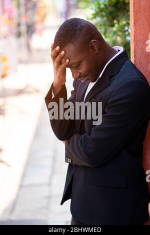 Seriöse afrikanische Geschäftsmann Profi gescheitert oder in seinem Job verärgert. Geschäftskonzept. Stockfoto
