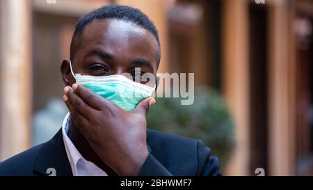 Afrikanischer Geschäftsmann tragen medizinische Maske zum Schutz vor Corona-Virus oder Covid-19 Stockfoto
