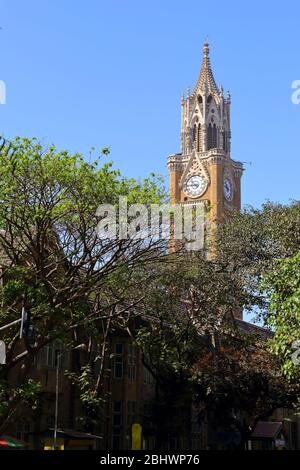 MUMBAI, INDIEN - 7. Februar 2019: Der viktorianische Rajabai Uhrturm der Mumbai University (früher Bombay) in Mumbai, Indien Stockfoto