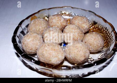 Sesamkügelchen oder til ke laddo und tilgul oder til gul laddu wurden in einer Schüssel für das Makar Sankranti Festival in Indien serviert Stockfoto