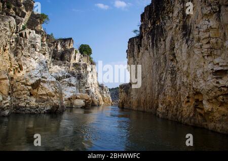 Narmada Fluss zwischen Marble Rocks, Jabalpur, Madhya Pradesh/Indien Stockfoto