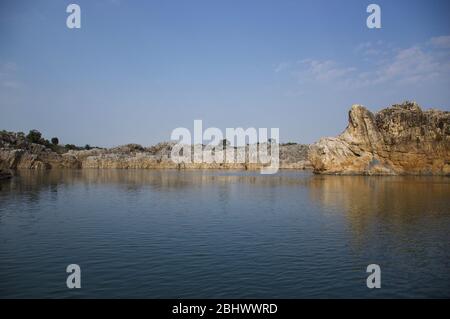 Narmada Fluss zwischen Marble Rocks, Jabalpur, Madhya Pradesh/Indien Stockfoto