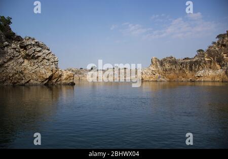 Narmada Fluss zwischen Marble Rocks, Jabalpur, Madhya Pradesh/Indien Stockfoto