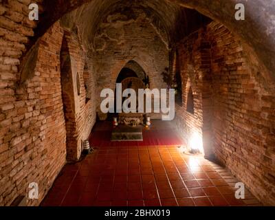 Wat Umong Suan Puthatham ist alter traditioneller buddhistischer Tempel im historischen Zentrum. Buddhistischer Tempel ist großer touristischer berühmter in Chiang Mai, Thailand. Stockfoto