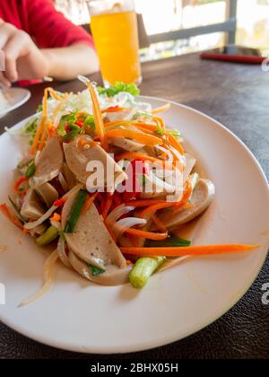 Thaifood von Schweinewurst würziger Salat Thai und Vietnam Essen von oben auf Holztisch (Thai Name : Yum Moo Yor) Stockfoto