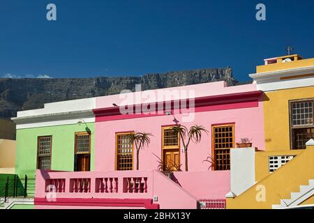 Bunte Häuser, Bo-Kaap und Tafelberg, Kapstadt, Südafrika Stockfoto