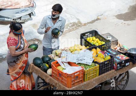 Jodhpur, Rajashtbn, Indien. April 2020. Frau trägt Maske kaufen Obst, Lebensmittel, Hauslieferdienst aufgrund der Sperre, Coronavirus, COVID-19 outb Stockfoto