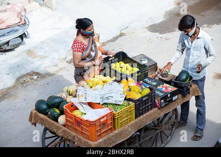 Jodhpur, Rajashtbn, Indien. April 2020. Frau trägt Maske kaufen Obst, Lebensmittel, Hauslieferdienst aufgrund der Sperre, Coronavirus, COVID-19 outb Stockfoto