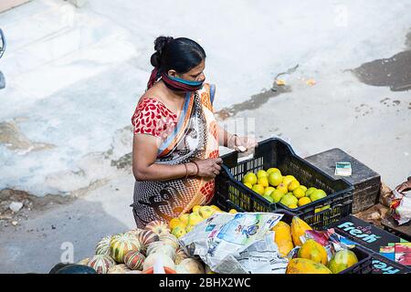 Jodhpur, Rajashtbn, Indien. April 2020. Frau trägt Maske kaufen Obst, Lebensmittel, Hauslieferdienst aufgrund der Sperre, Coronavirus, COVID-19 outb Stockfoto