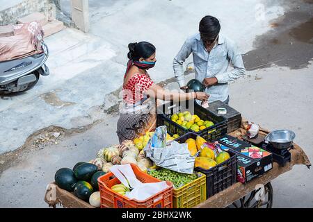 Jodhpur, Rajashtbn, Indien. April 2020. Frau trägt Maske kaufen Obst, Lebensmittel, Hauslieferdienst aufgrund der Sperre, Coronavirus, COVID-19 outb Stockfoto