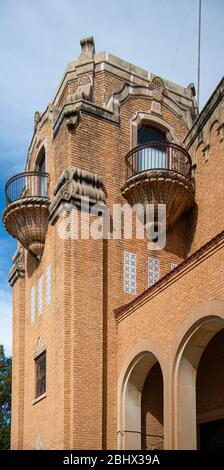 Balkon auf dem Sweetwater Municipal Auditorium erbaut 1926 in spanischer Kolonialzeit Stockfoto