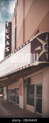 Neon Schild an einem alten Kino in Texas Stockfoto