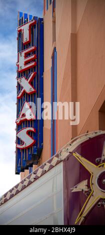 Neon Schild an einem alten Kino in Texas Stockfoto